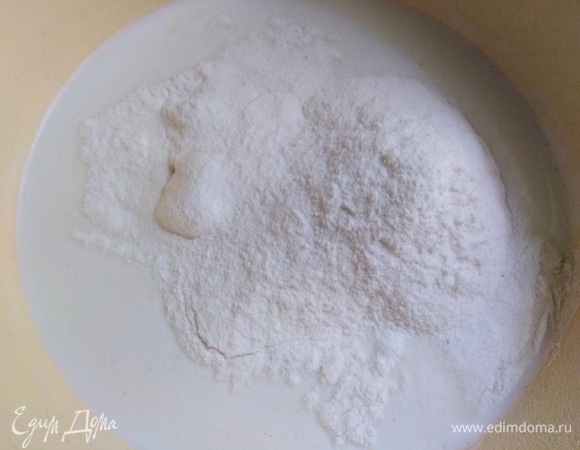 Добавить сахар, соль, муку. Перемешать.