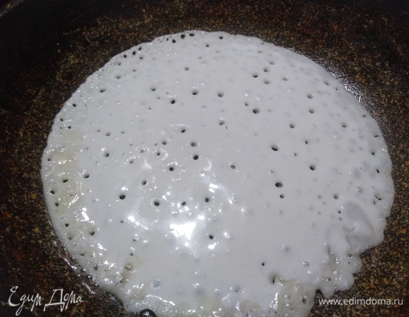 Налить тесто на раскаленную с маслом сковороду.