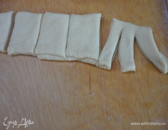В каждом кусочке теста сделать два разреза вдоль.