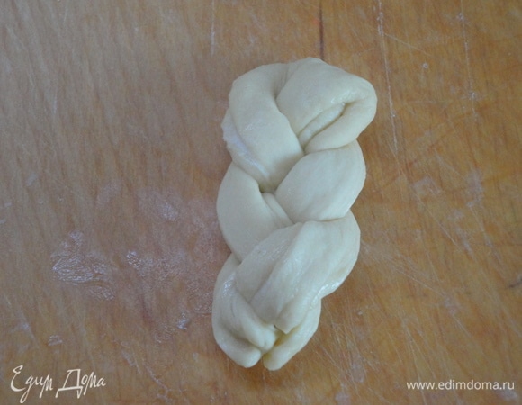 Затем заплести косичку.