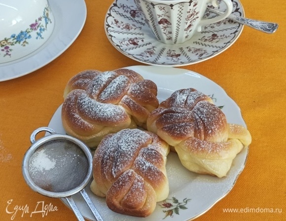 Оставить их на час и выпекать 20–25 минут при 170°C. Остывшие булочки можно посыпать сахарной пудрой.