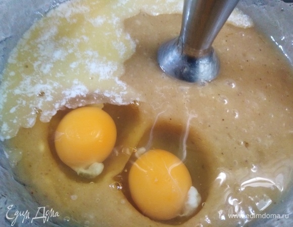 Вбить яйца, влить растопленное масло и отправить в блендер.