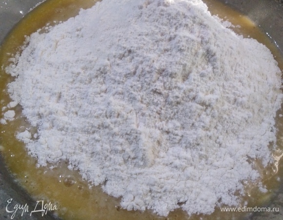 Всыпать муку и разрыхлитель. Перемешать.