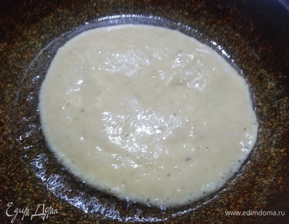 Выложить тесто на разогретую и смазанную маслом сковороду.