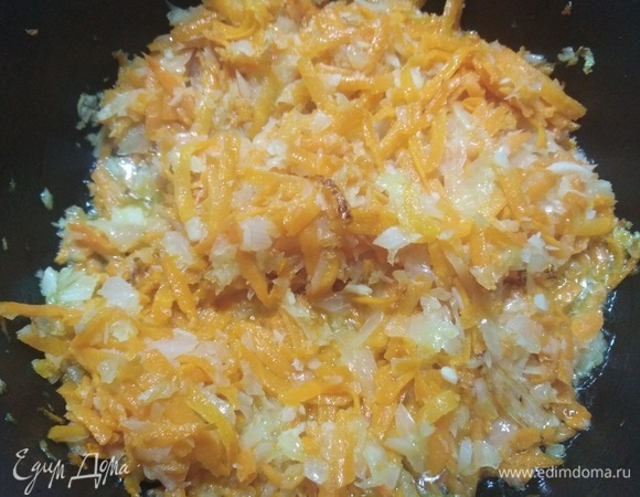 Лук и чеснок измельчить. Обжарить до изменения цвета, добавить натертую морковь. Жарить 3–4 минуты помешивая. Половину зажарки отложить для фарша.