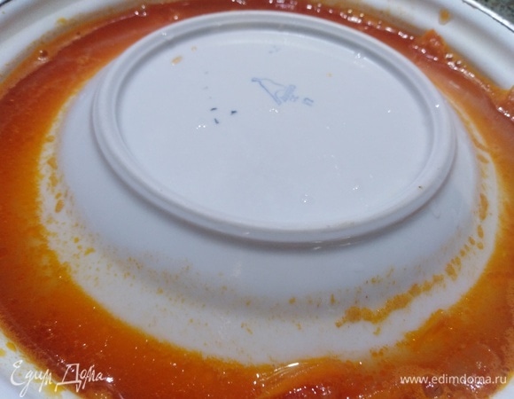 Прижать голубцы тарелкой меньшего диаметра, чем кастрюля. Довести до кипения и сверху накрыть крышкой.