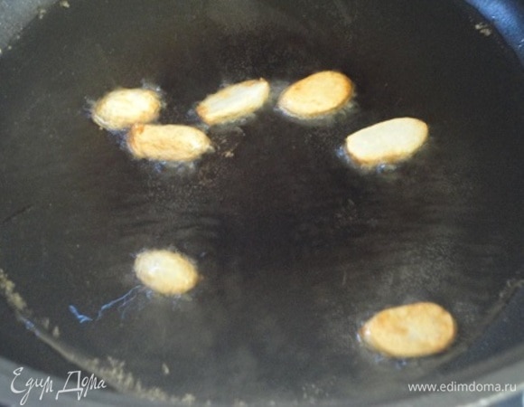 На раскаленном масле обжарить чеснок до коричневого цвета и удалить.