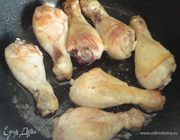 На этом же масле обжарить курицу до румяного цвета и выложить на тарелку.