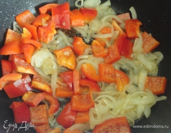 Лук обжарить в масле после курицы до золотистого цвета и добавить перец.