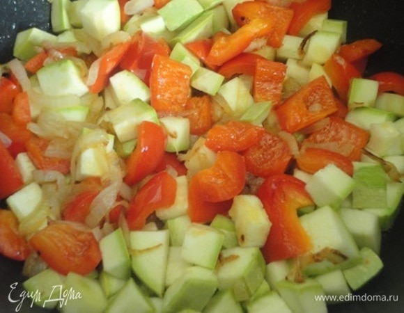 Кабачки, чтобы они тоже обжарились, выложить методом «перевалки»: жареные овощи отодвигаем на половину сотейника и на свободное место выкладываем половину кабачков. Жареные овощи выкладываем на них, а на освободившуюся вторую половину сотейника выкладываем оставшиеся кабачки. Таким образом кабачки имеют возможность поджариться, а потом уже тушиться с остальными овощами 3–5 минут. Посолить и приправить кориандром.