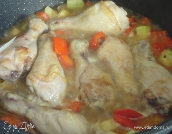 Курицу выкладываем к овощам, перемешиваем, доливаем 0,5 стакана горячей воды и тушим 20 минут под крышкой.