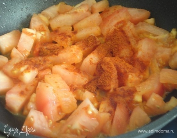 В это время на отдельной сковороде в сливочном масле тушим помидоры с паприкой.