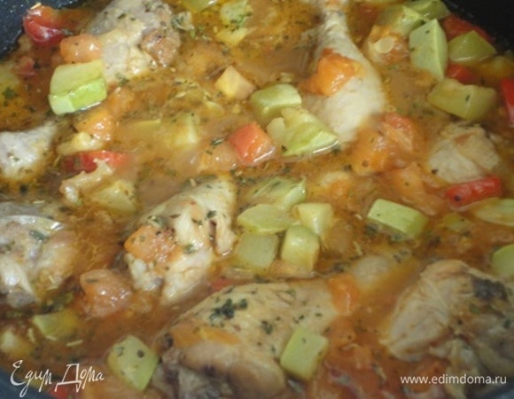 Выкладываем помидоры к курице, пробуем на соль, перчим, по желанию добавляем любимые травы и продолжаем тушить еще минут 15–20.