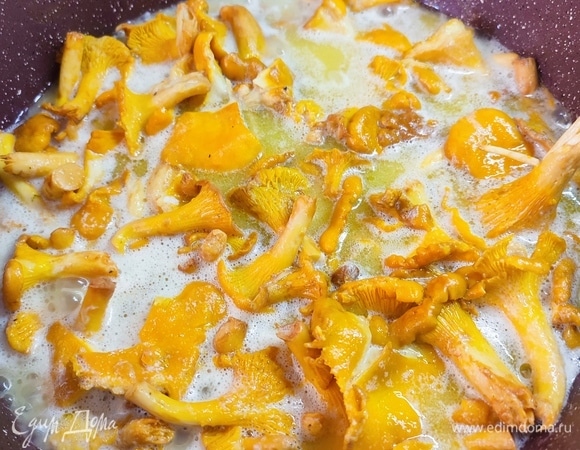 В широком сотейнике растопить сливочное масло, добавить соль и лисички. Довести до кипения.