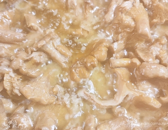 На маленьком огне без крышки готовим до тех пор, пока вся жидкость не вытопится и масло не станет прозрачным. У меня ушло примерно 50 минут. Потом немного увеличить огонь, постоянно помешивая, дать лисичкам подрумяниться.