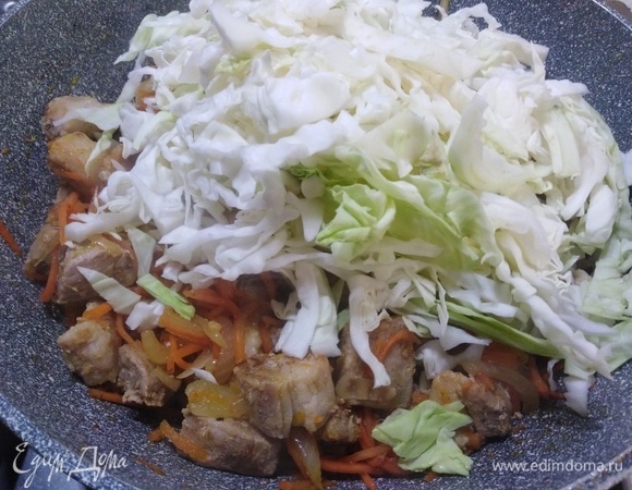 Всыпать нашинкованную капусту. Жарить до полуготовности.