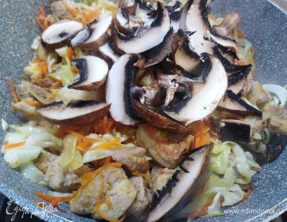 Добавить шампиньоны, посолить, жарить 10 минут, помешивая.