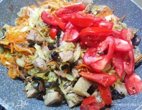 Нарезать помидоры, соединить со всеми ингредиентами. Пережарить.