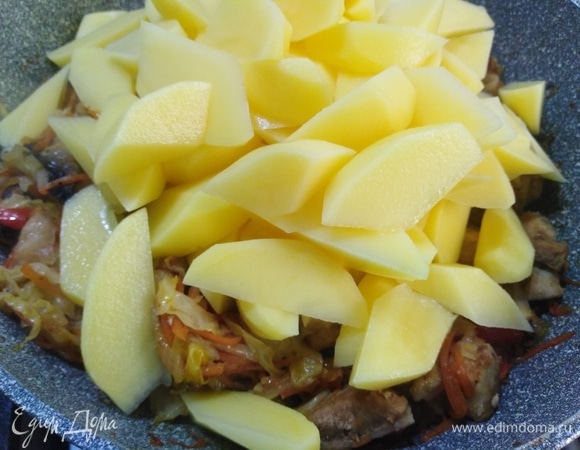 Добавить нарезанный картофель, влить стакан воды, посолить. Накрыть крышкой, тушить 20 минут.