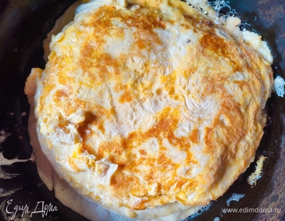 Аккуратно перевернуть, накрыть крышкой и запекать 5–7 минут.