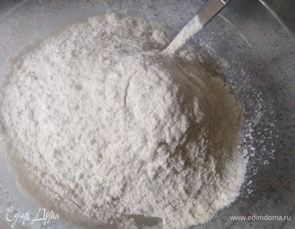 Добавить растительное масло, соль и муку.