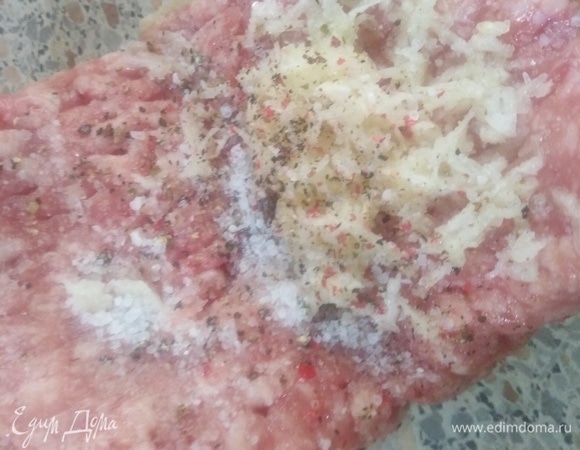 В фарш добавить измельченный чеснок, соль, перец. Перемешать.