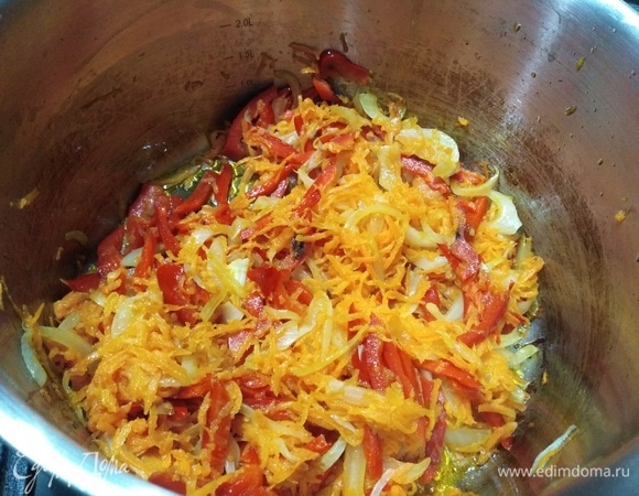 В кастрюле на растительном масле обжарить лук, морковь и болгарский перец.
