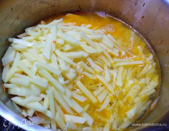 Добавить нарезанный картофель.