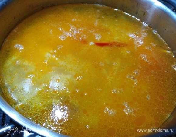 Залить водой. Довести до кипения, варить 15 минут.