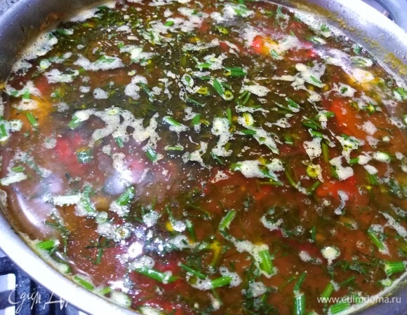 Добавить зеленый горошек и зелень. Проварить суп в течение 5 минут.