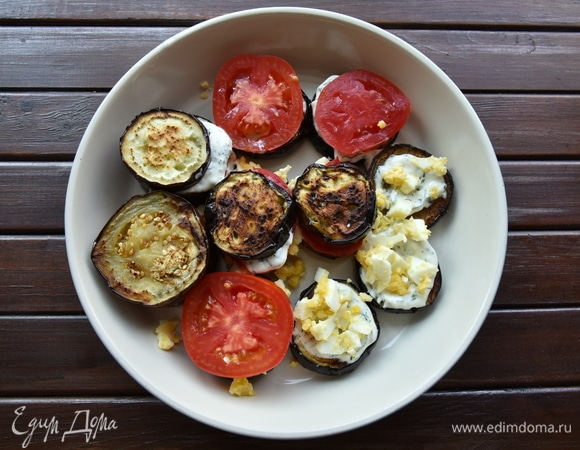 Собрать салат, чередуя слои: баклажаны, соус, измельченные яйца, помидор, соус, баклажаны и т. д.