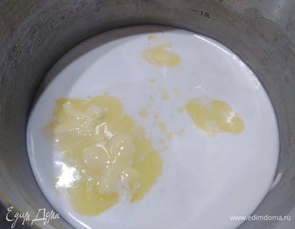 Довести до кипения. Посолить. Добавить сливочное масло.