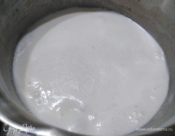 Всыпать, интенсивно помешивая, крупу.