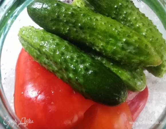 Выложить слоями перец и огурцы.