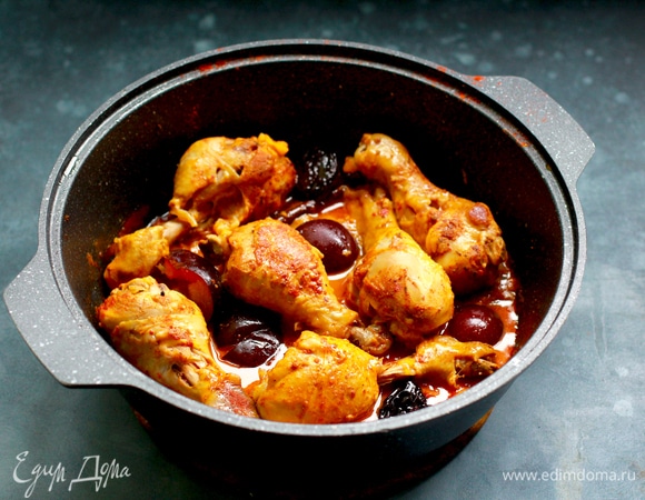 Посыпать курицу паприкой, добавить соус чили ТМ «Махеевъ», корицу, бадьян, специи по выбору, вино и тушить в течение 3–4 минут. Добавить соль, чеснок, влить воду, равномерно перемешать, накрыть крышкой и тушить на слабом огне 30 минут.