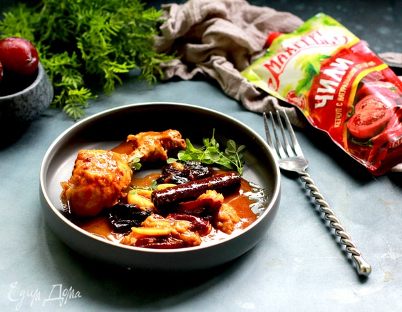 Добавить в сотейник к курице сливы и тушить под крышкой еще 5 минут.