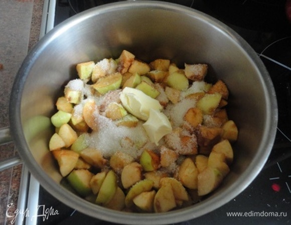 Для начинки яблоки очистить от семян, нарезать небольшими кубиками. Отправить в сотейник с толстым дном или сковороду, кастрюльку. Всыпать сахар. Добавить сливочное масло. Перемешать. Установить на умеренный огонь. Готовить 10–15 минут, помешивая, на умеренном нагреве до мягкости яблочных кусочков и испарения образовавшегося сока. Яблочную начинку немного остудить до теплого состояния.