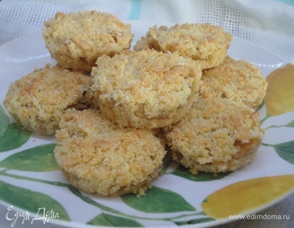 Выпекать при 180°C 20–25 минут (ориентируйтесь по своей духовке). Пирожное должно зазолотиться. Достать из духовки. Оставить на 15–20 минут в формочках, затем извлечь на решетку и полностью остудить.