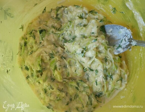 Кабачок моем, чистим и вырезаем семена. Если кабачок молодой, можно шкурку и семена оставить. Трем на крупной терке. Солим и оставляем минут на десять. Хорошенько отжимаем выделившуюся воду и перекладываем в миску. Добавляем яйца, муку, разрыхлитель и мелко нарезанный укроп. Чеснок пропускаем через пресс, пармезан трем на мелкой терке. Добавляем в наше тесто. Перчим по вкусу. В сковороде разогреваем растительное масло и выкладываем смесь столовой ложкой. Обжариваем на среднем огне с каждой стороны до румяной корочки (по 4–5 минут).