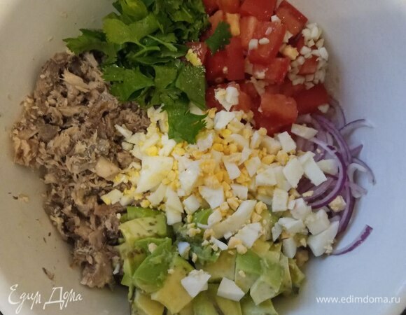 Отвариваем и остужаем яйцо. Мелко рубим. Достаем тунец из банки и разминаем вилкой. Лук режем тонкими полукольцами, помидор и авокадо — кубиком. Помидор посыпаем сахаром, авокадо сбрызгиваем соком лимона, чтобы не потемнело. Мелко шинкуем кинзу и чеснок. Все перемешиваем и заправляем оливковым маслом.