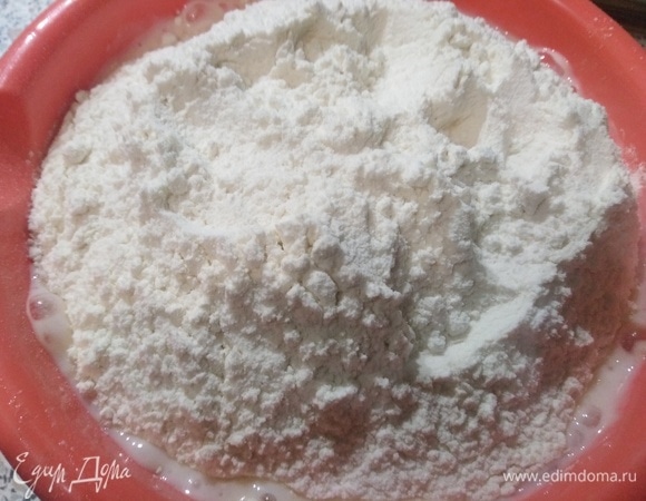 Соединить с мукой.