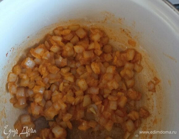 Лук нарезаем на небольшие кубики. Обжариваем его на смеси растительного и сливочного масел. Обжаривать лук следует в кастрюле, в которой будете готовить суп, до прозрачности. Когда лук немного подрумянится, убавляем огонь на средний, добавляем муку. Быстро перемешиваем и, не переставая помешивать, обжариваем все вместе 1 минуту. В процессе этого добавить еще паприку.