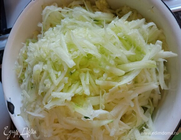 Натираем на крупной терке кабачки. Если кабачки молоденькие, то кожицу и семена удалять необязательно, а если будете готовить из зрелых кабачков, то кожицу и семена лучше удалить.