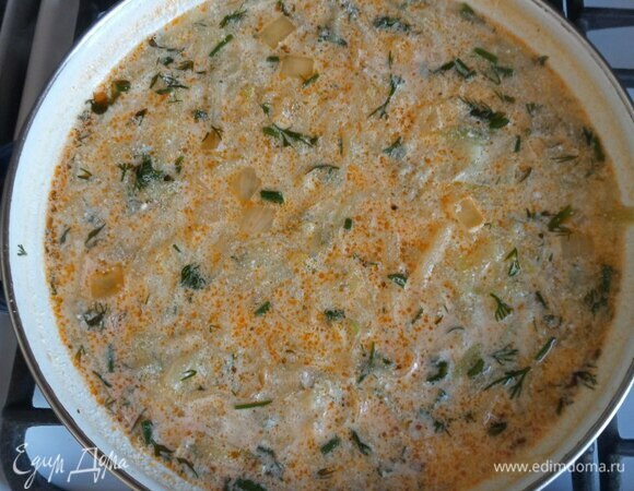 В обжаренный лук кладем некрупно нарезанный картофель и добавляем горячую воду. Варим минут 10, затем добавляем кабачки. Варим еще минут 5. Добавляем сметану, сливки, соль и перец по вкусу. Перемешиваем. Прогреваем суп на огне еще пару минут и добавляем укроп. По желанию можно этот суп перебить блендером и получится вкусный крем-суп из кабачков.