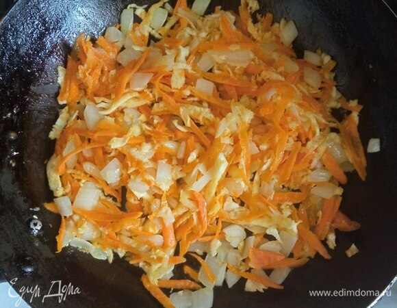 Курицу заливаем водой (1,5–2 л) и варить на малом огне около часа. После этого вынуть курицу из бульона и отделить мясо от костей. Мелко нарезаем лук. Корень петрушки и морковь натираем на крупной терке. Обжариваем, периодически помешивая, на разогретой сковороде на сливочном масле с капелькой растительного морковь, петрушку и половину лука минут 7–10.