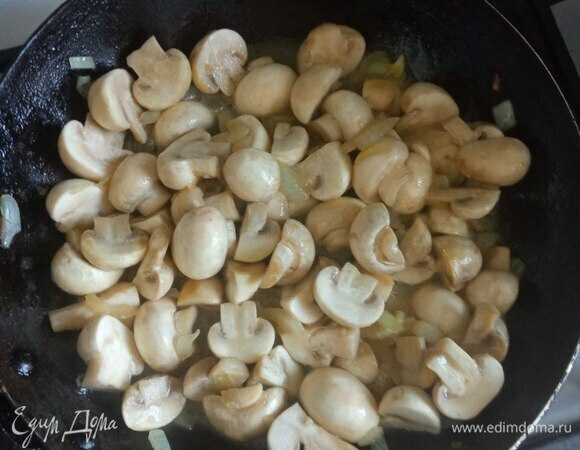 Шампиньоны протираем влажной салфеткой, режем кусочками и обжариваем со второй половиной лука на сливочном масле минут 5.