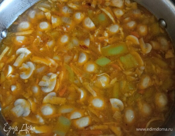 Картофель режем брусочками, опускаем в кипящий бульон. Варим 5 минут. Добавляем обжаренные овощи, нарезанный сладкий перец, шампиньоны, куриное мясо и варим суп около 15 минут на небольшом огне. Солим и перчим по вкусу.