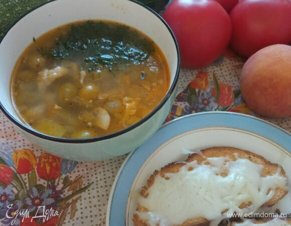 При подаче кладем в тарелку маслины. Наливаем суп. Подаем с сырными гренками. Можно добавить мелко нарезанную зелень. Приятного аппетита!