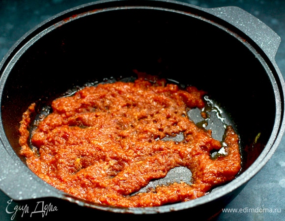 В широком толстодонном сотейнике разогреть масло, добавить пряную пасту и обжарить на небольшом огне, помешивая, 3 мин.