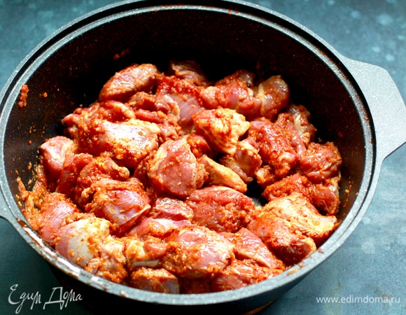 Добавить баранину, увеличить огонь до максимума, хорошо перемешать мясо с пастой, чтобы покрыть специями каждый кусок, и жарить 5 минут.